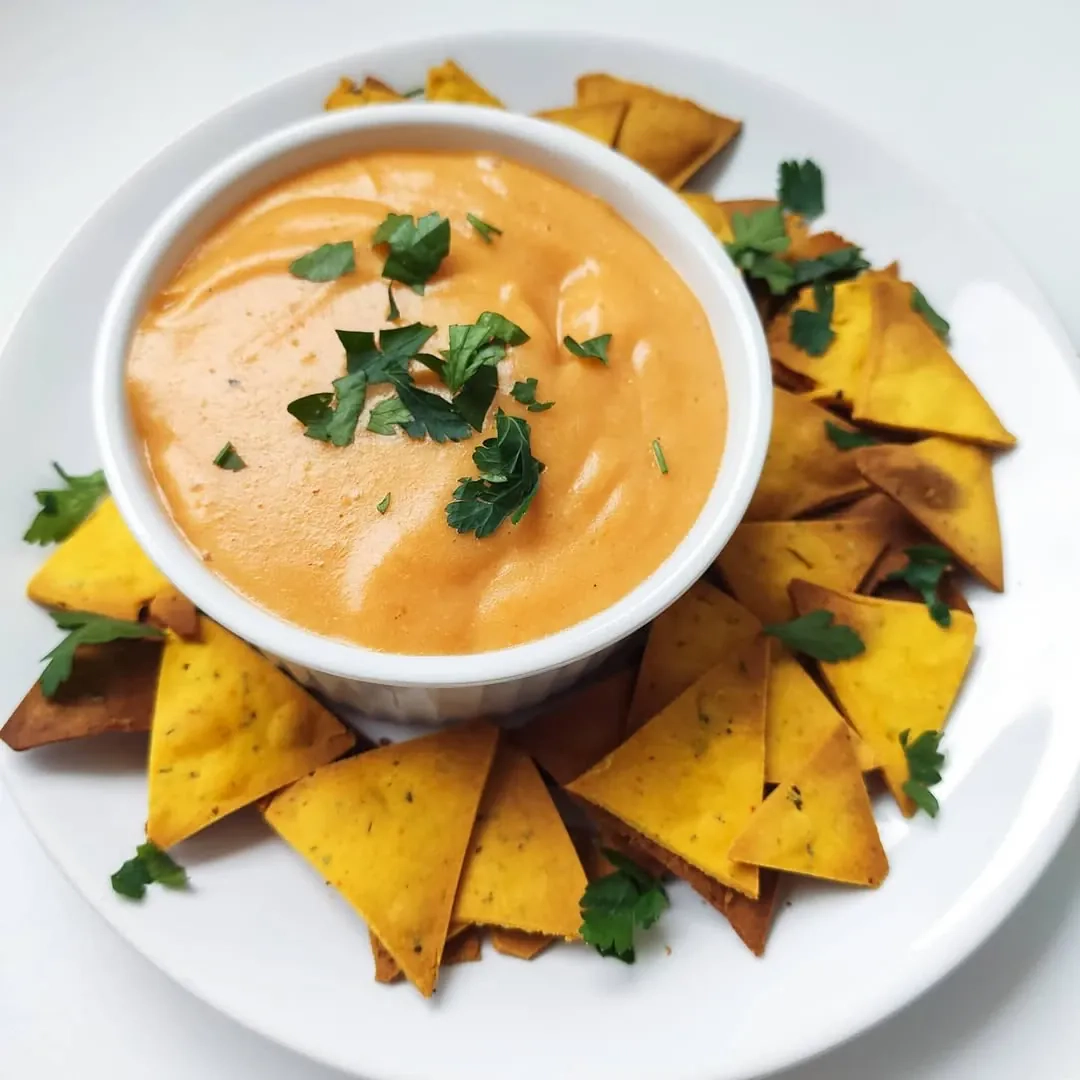 Naminiai nachos su veganišku sūrio padažu