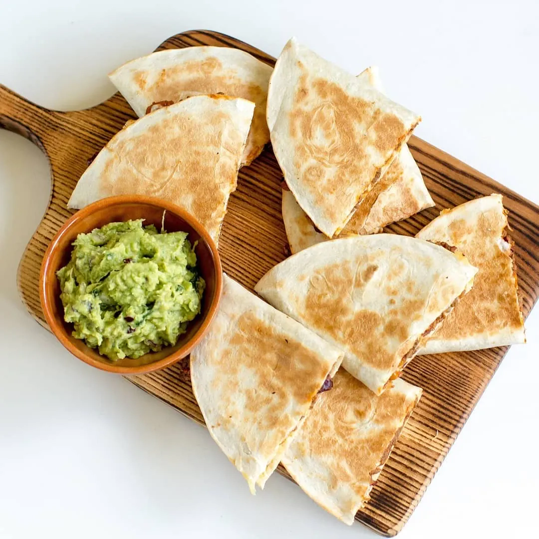 BBQ vištienos kesadilijos su čederio sūriu