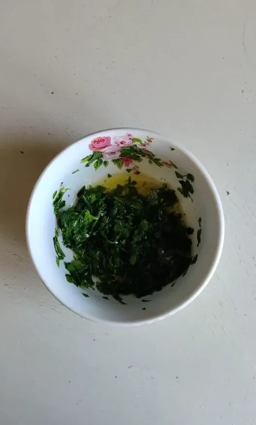 Tobulai sultingas orkaitėje keptas viščiukas su žolelėmis ir citrina