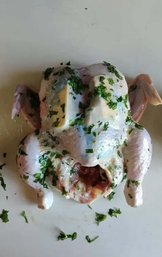 Tobulai sultingas orkaitėje keptas viščiukas su žolelėmis ir citrina