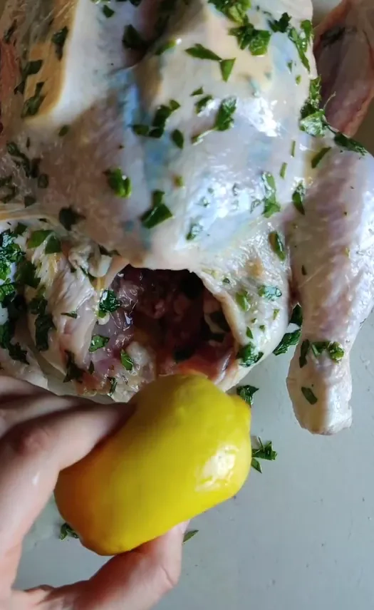 Tobulai sultingas orkaitėje keptas viščiukas su žolelėmis ir citrina