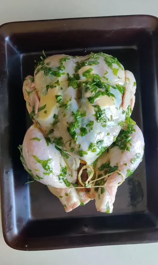 Tobulai sultingas orkaitėje keptas viščiukas su žolelėmis ir citrina