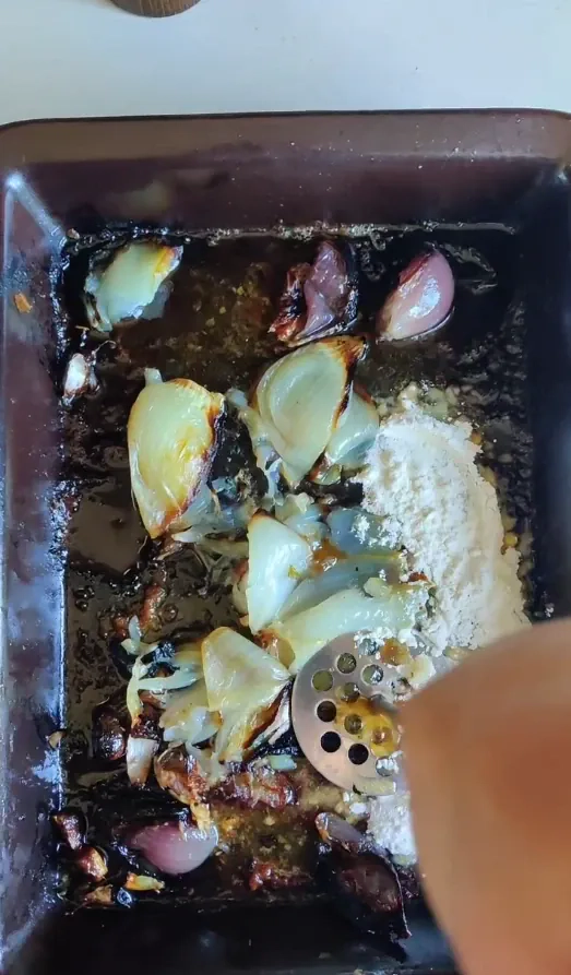 Tobulai sultingas orkaitėje keptas viščiukas su žolelėmis ir citrina