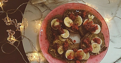 Bananowe placuszki z kaszą jaglaną i mlekiem migdałowym