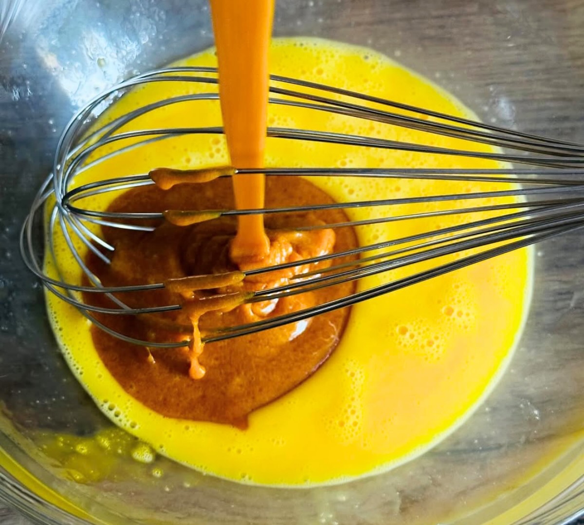 masę supilti į plaktus kiaušinius