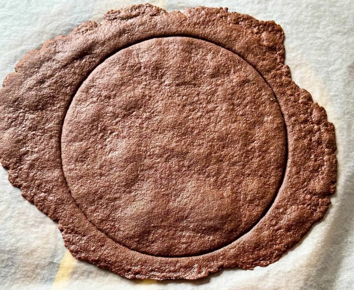 lakštus apipjauti pagal torto formą