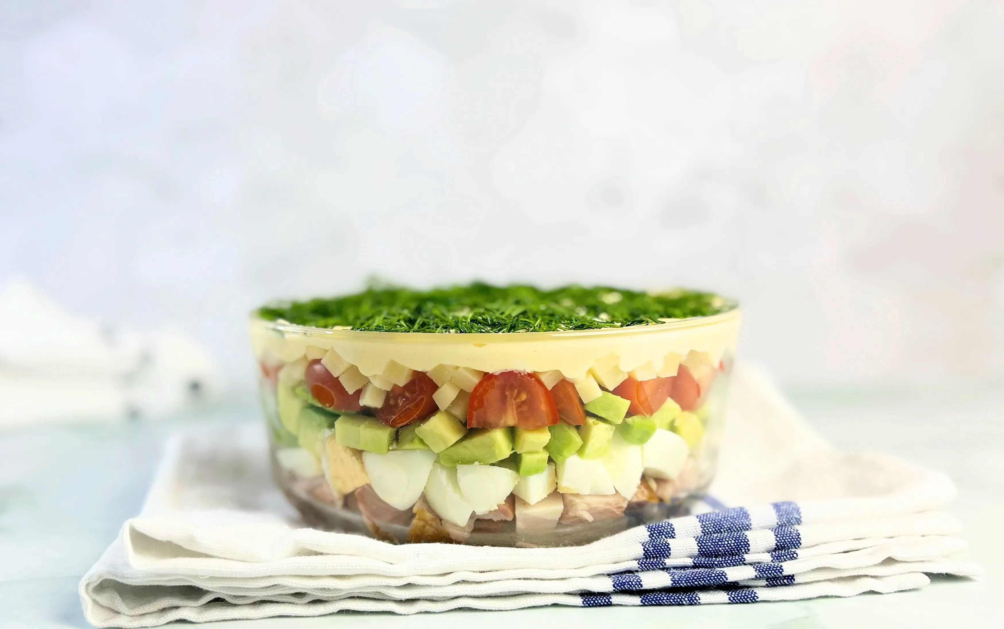 Rūkytos vištienos salotos su avokadais ir sūriu