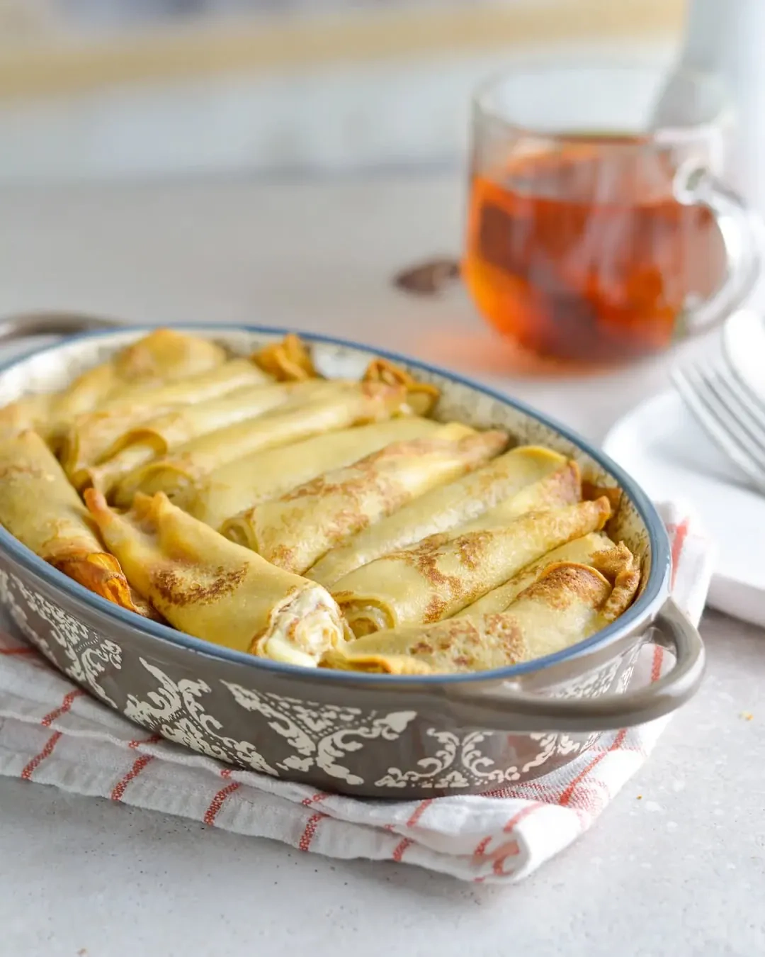 Orkaitėje kepti blynai su grūdėta varške ir razinomis