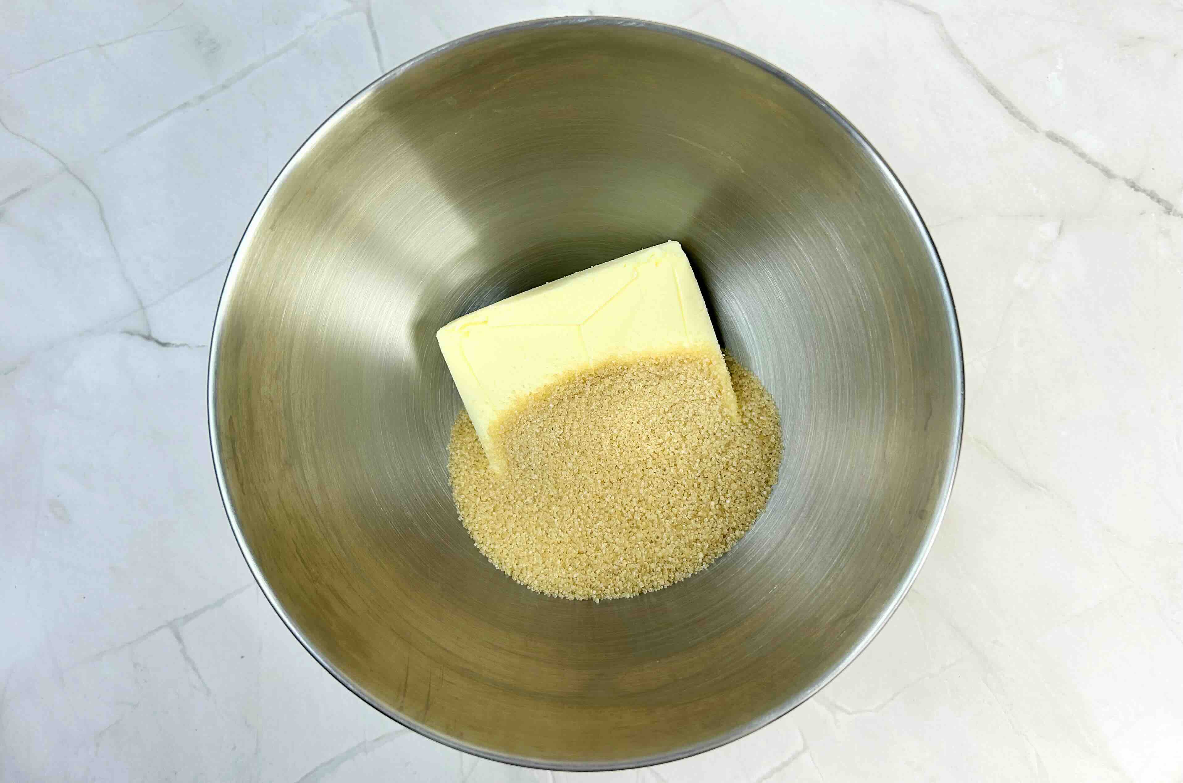 rudasis cukrus su sviestu