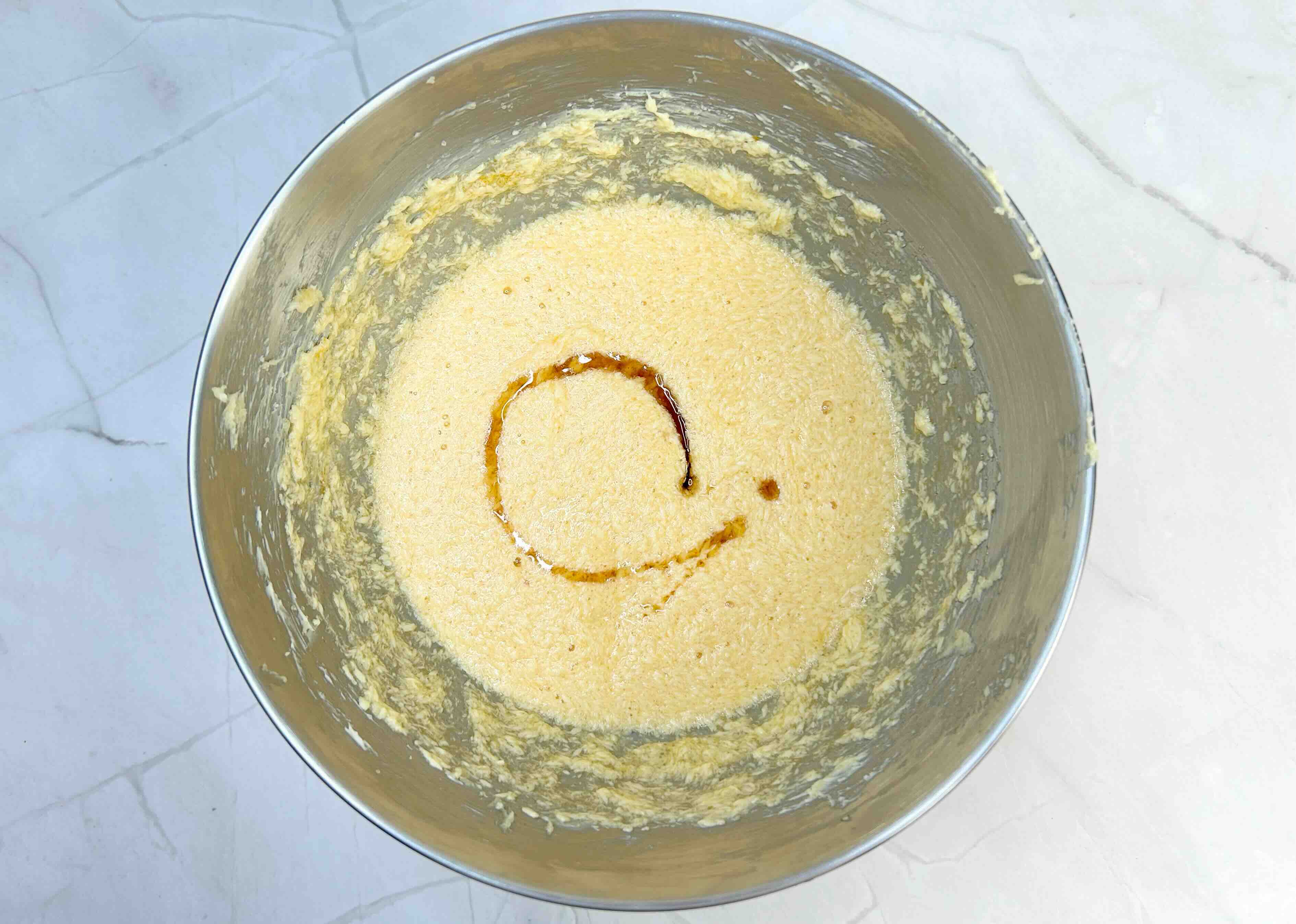 vanilė supilta į tešlą