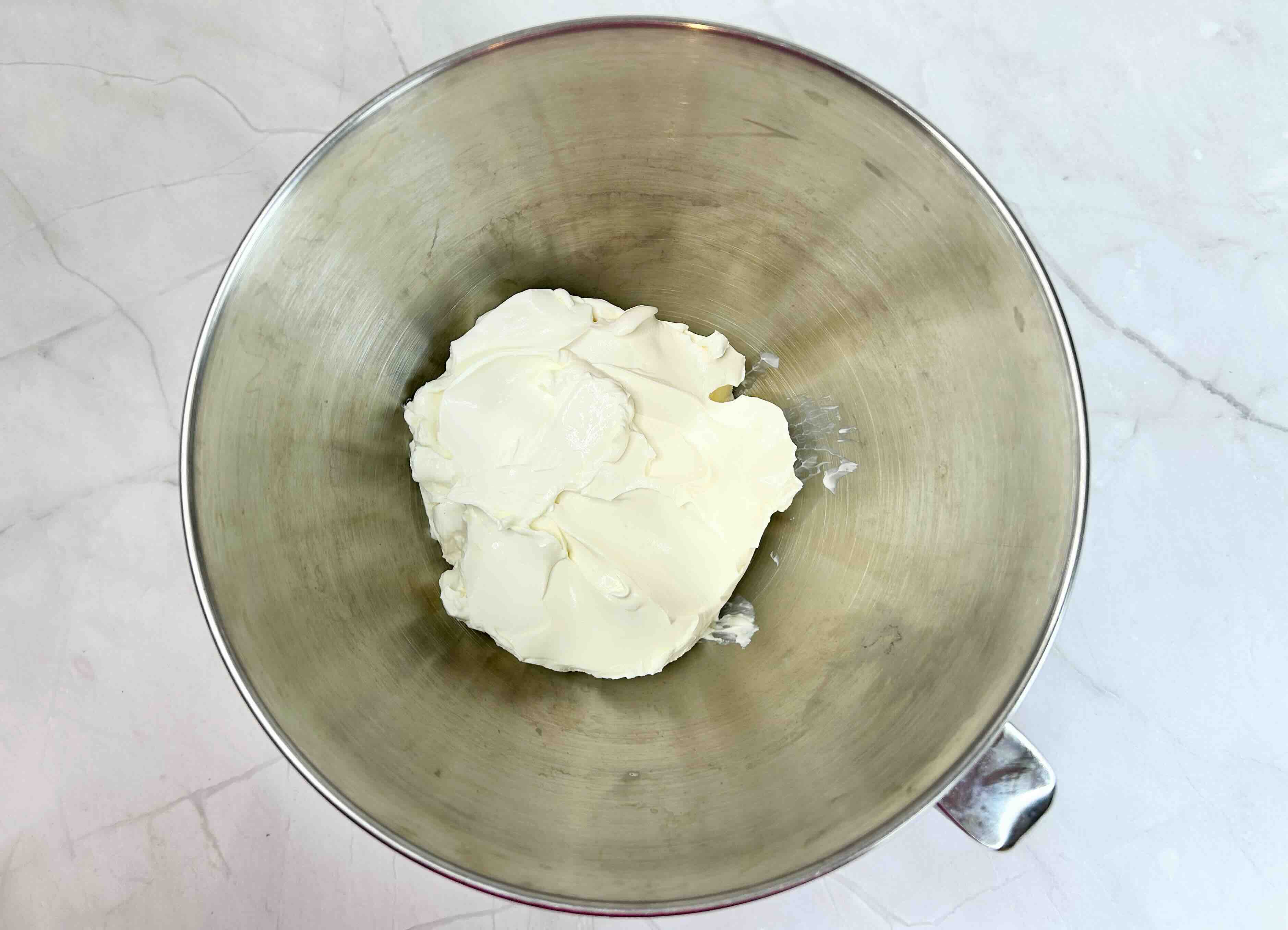 kreminis sūris inde