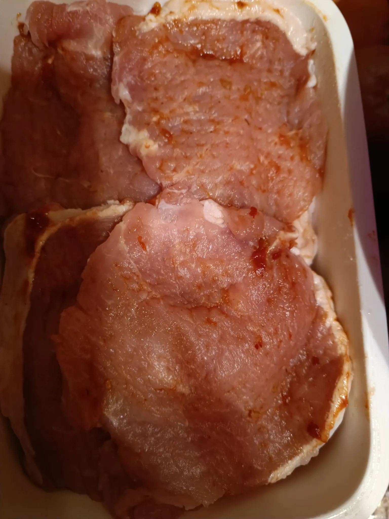 Sultingas kiaulienos kepsnys bulvių patale