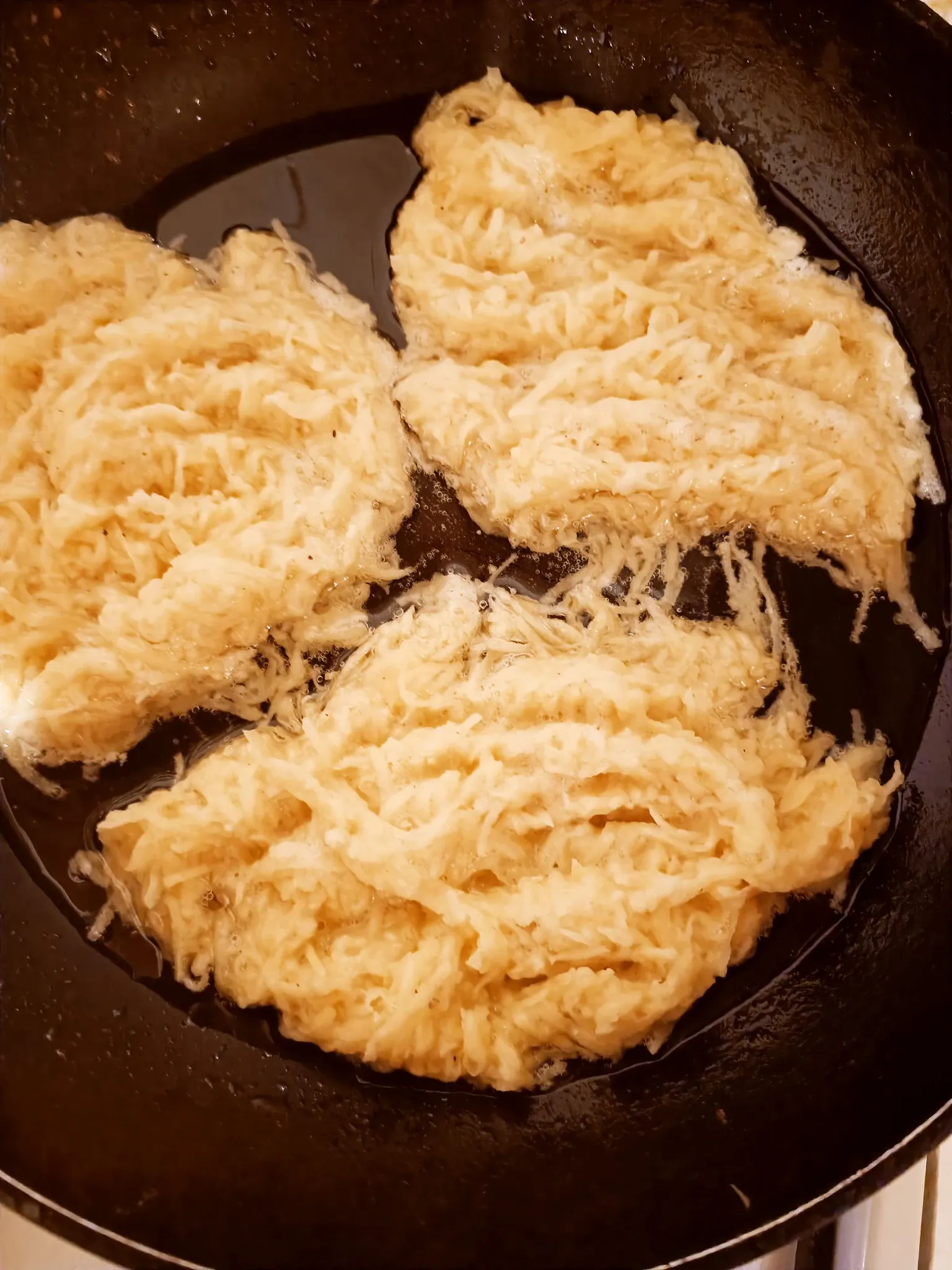 Sultingas kiaulienos kepsnys bulvių patale