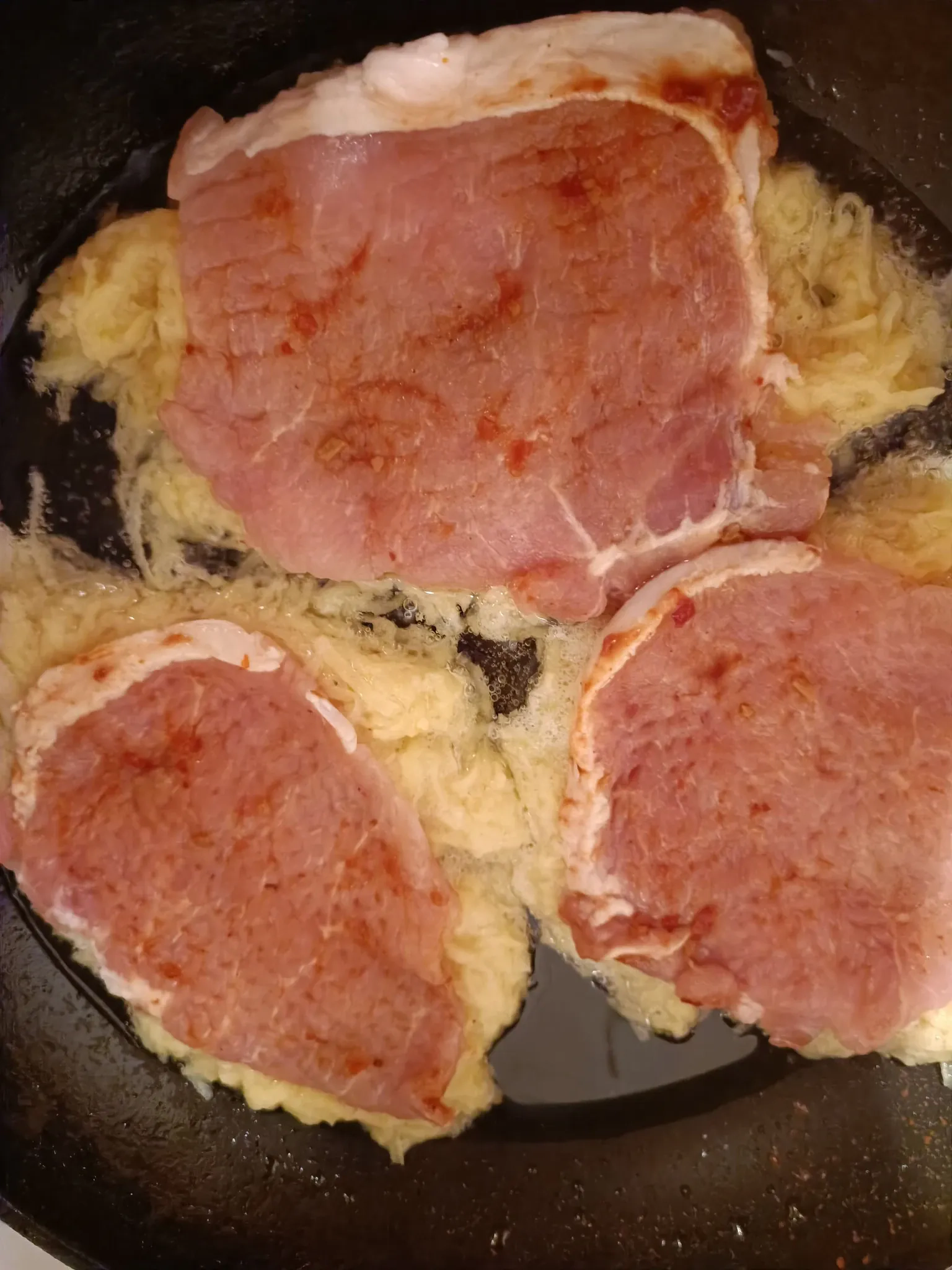 Sultingas kiaulienos kepsnys bulvių patale