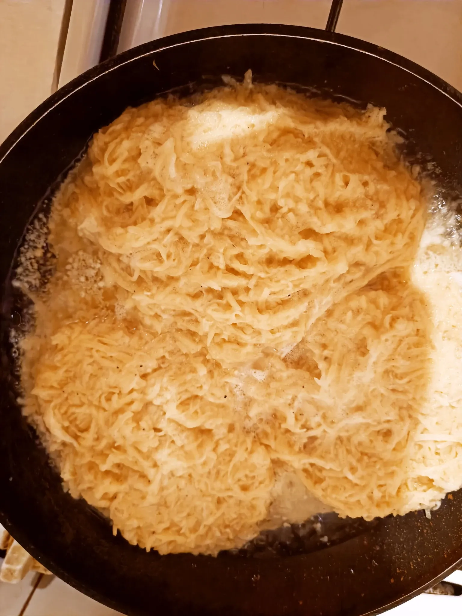 Sultingas kiaulienos kepsnys bulvių patale