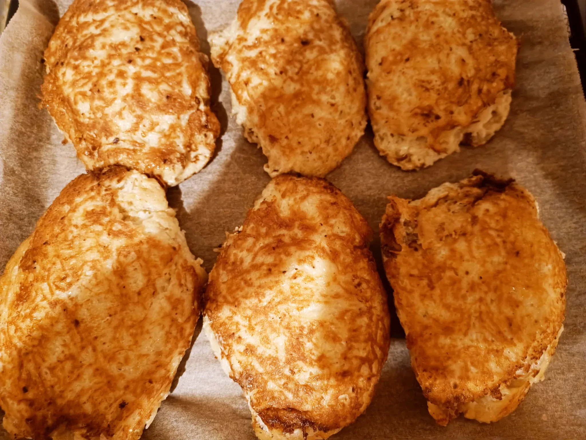 Sultingas kiaulienos kepsnys bulvių patale