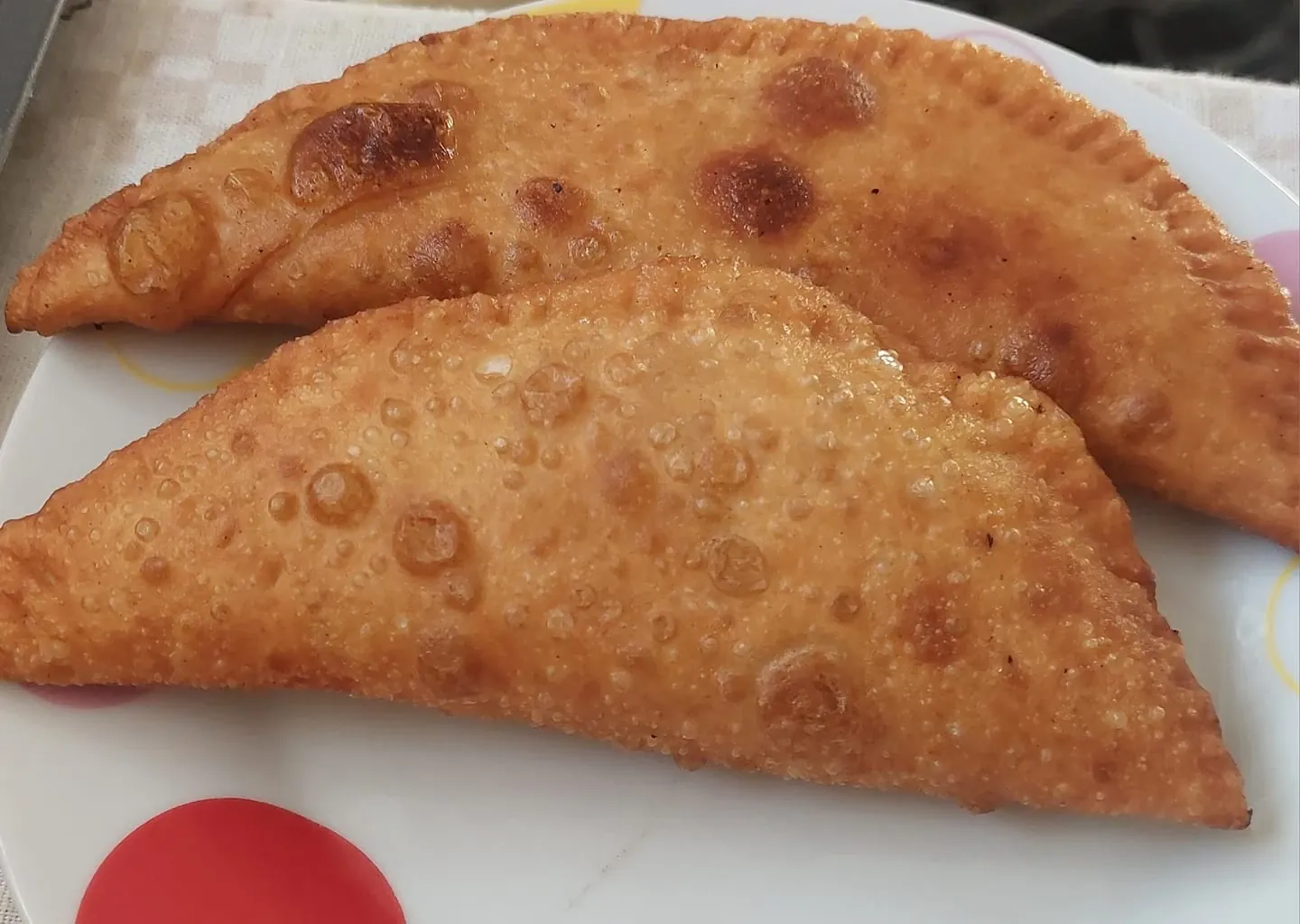 Traškūs ir sultingi plikytos tešlos čeburekai su mėsa