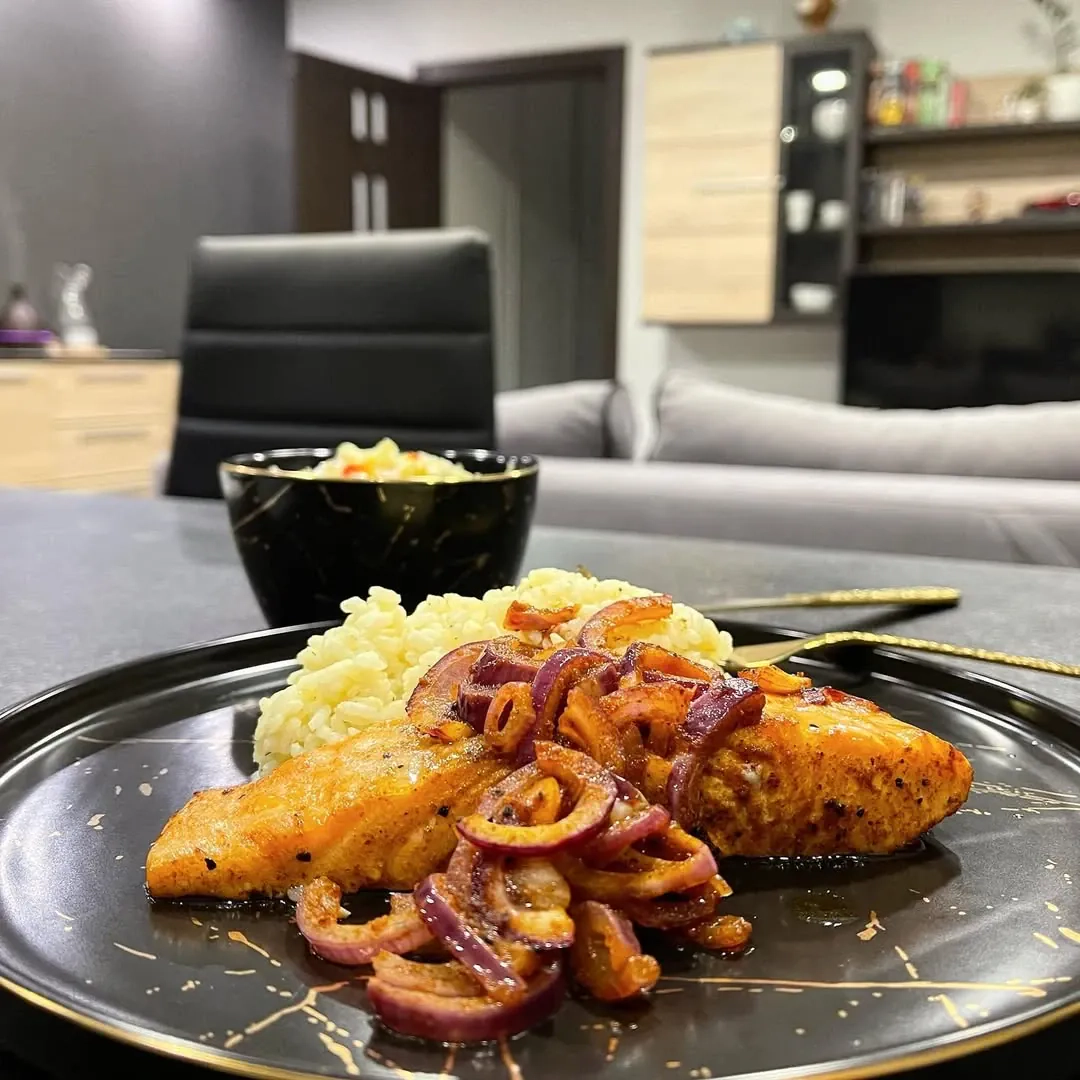 Orkaitėje kepta lašiša česnakiniame marinate su ryžiais ir Pekino salotomis