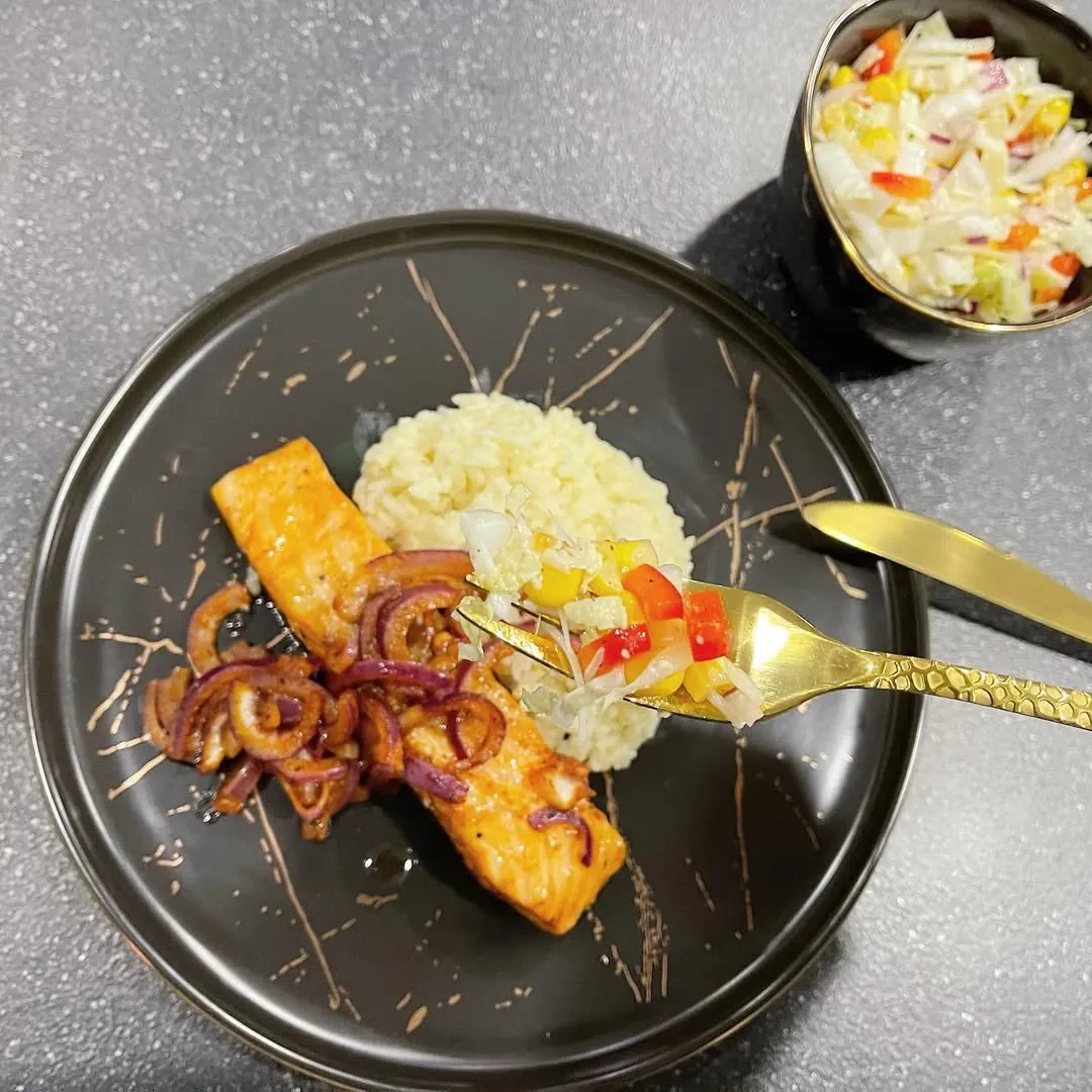 Orkaitėje kepta lašiša česnakiniame marinate su ryžiais ir Pekino salotomis