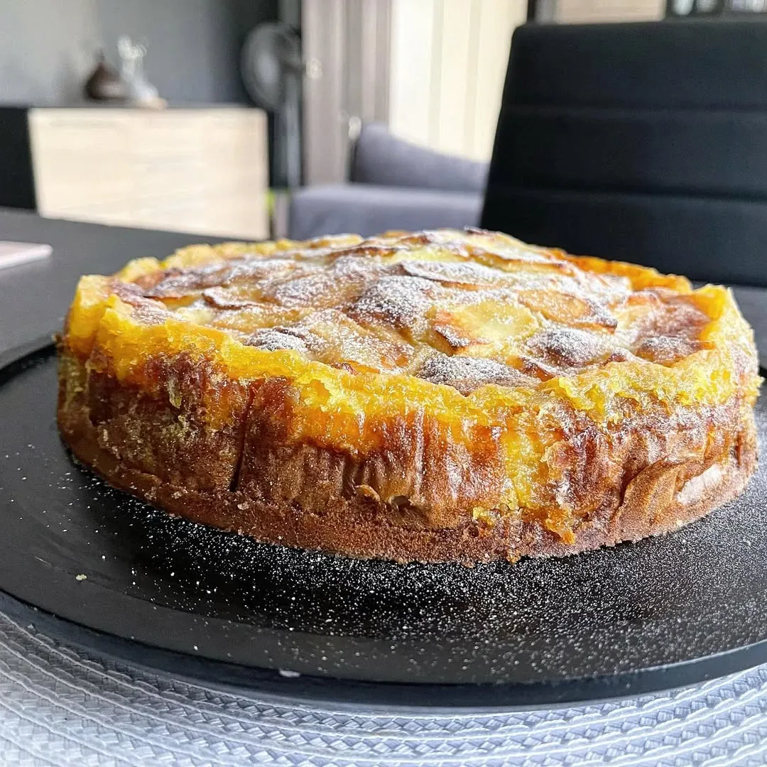 Drėgnas ir purus obuolių pyragas su vanilės ir cinamono natomis