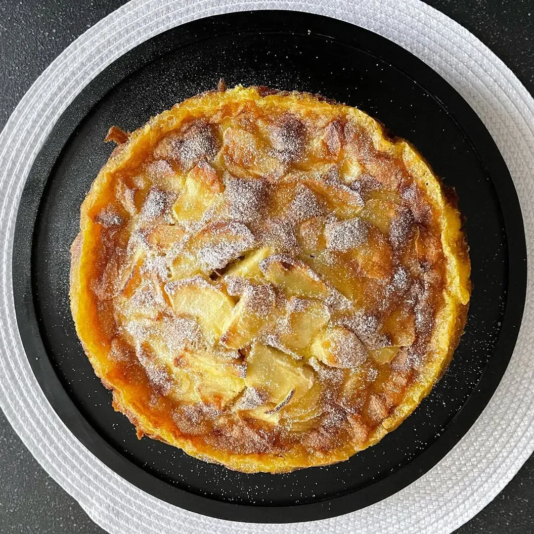 Drėgnas ir purus obuolių pyragas su vanilės ir cinamono natomis