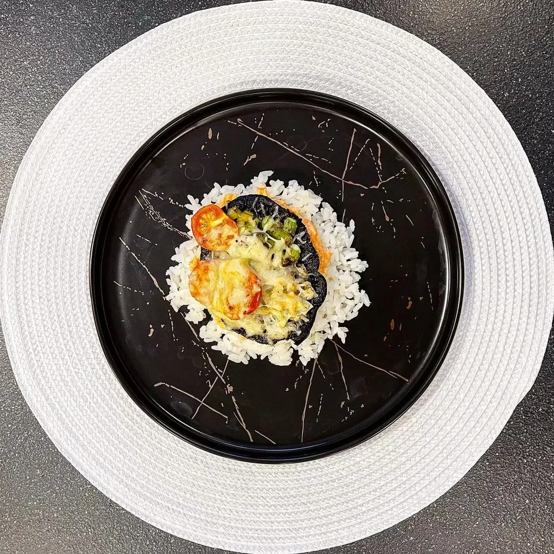 Sūriu ir daržovėmis įdaryti portobello pievagrybiai su ryžiais ir morkų-česnakų mišraine