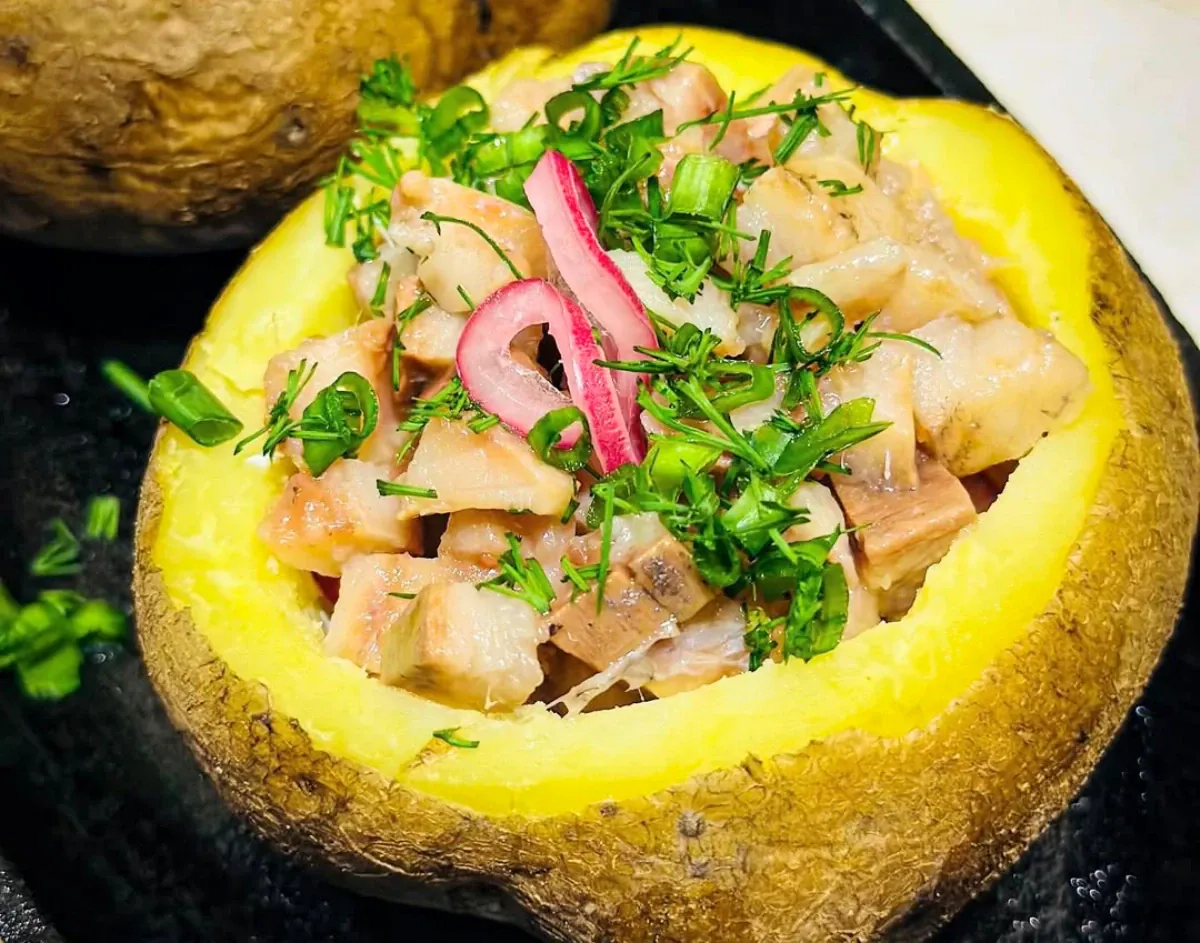 Įdarytos bulvės su varškės kremu ir silke