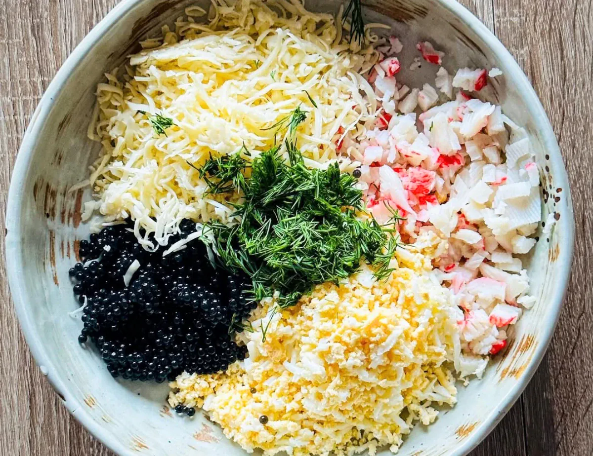 Pikantiška krabų lazdelių užtepėlė su ikrais ir sūriu