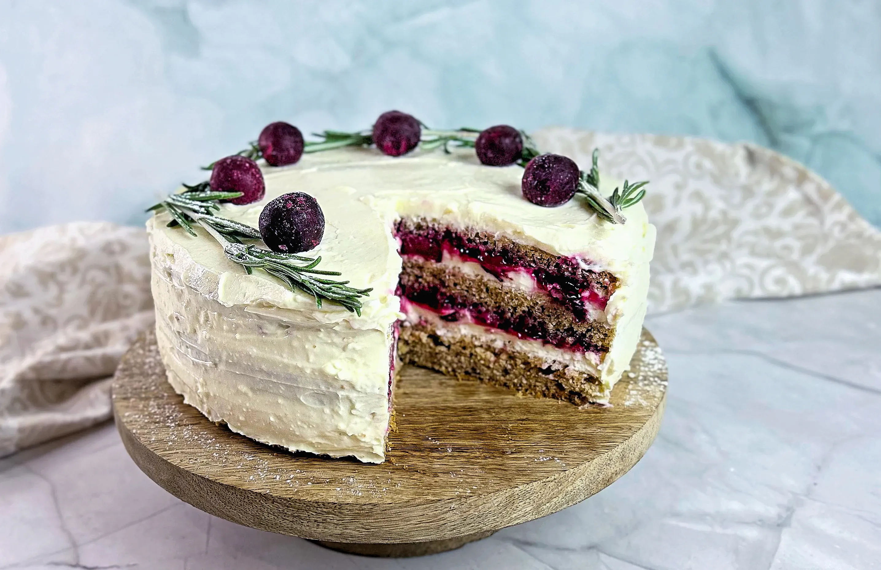 Meduolinis tortas su sūrio kremu ir vyšniomis