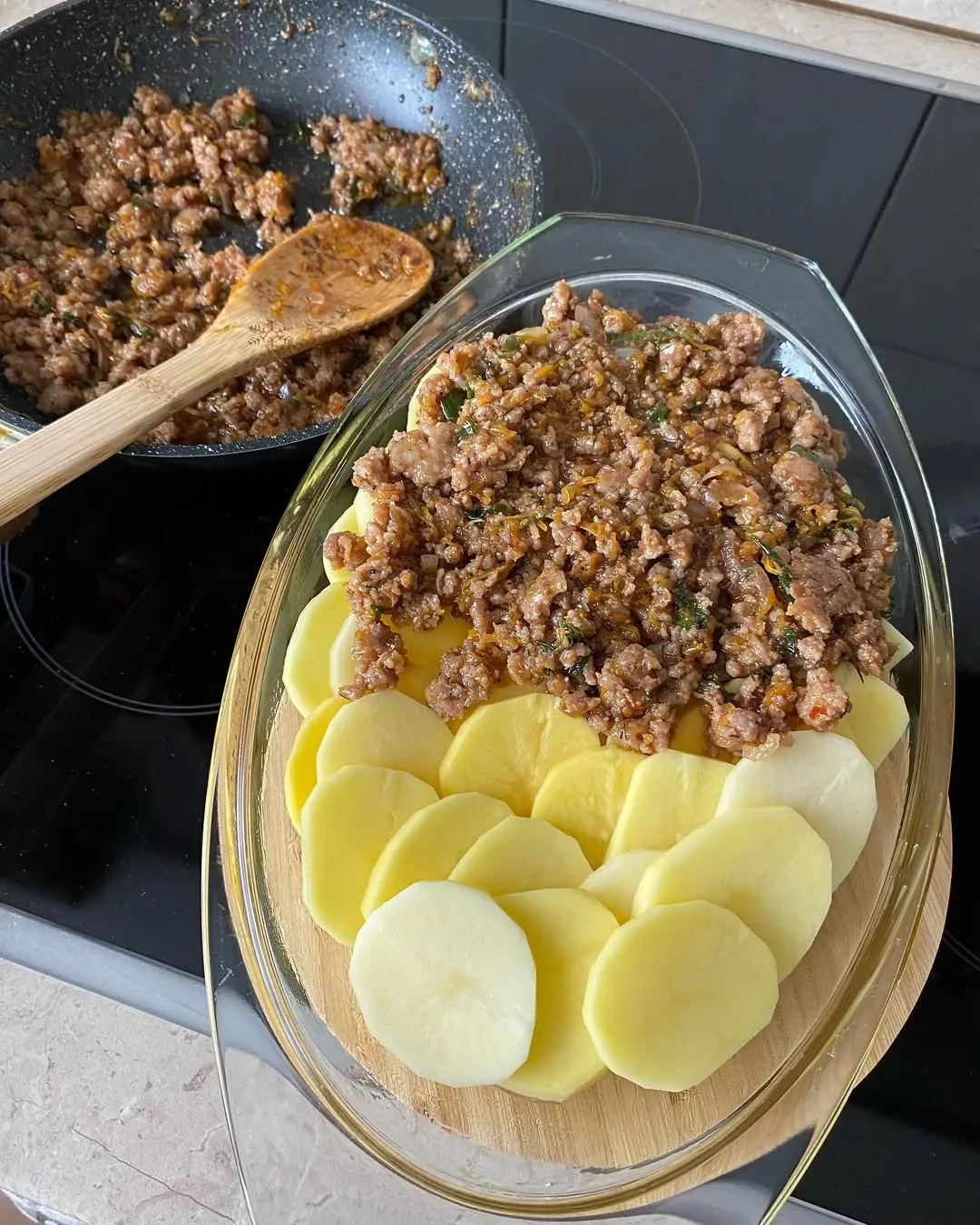 Svogūnų skonio bulvių apkepas su mėsa ir šviežiai raugintais agurkėliais