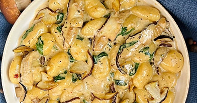 Gnocchi su miško grybais, špinatais ir grietinėle