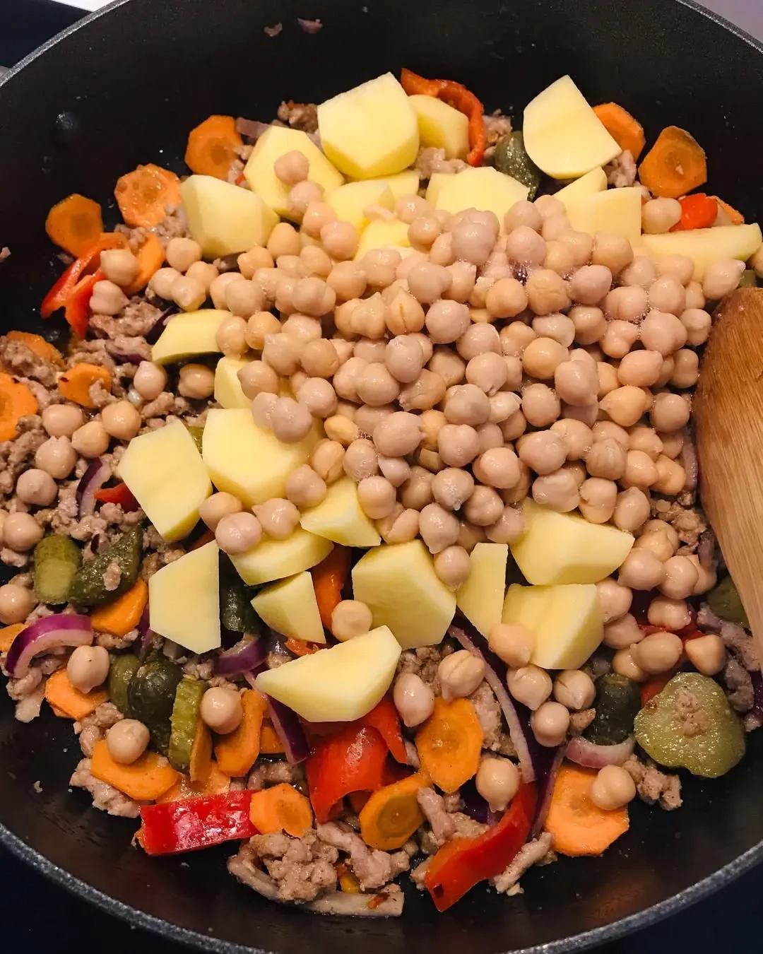 Šildantis daržovių, avinžirnių ir maltos mėsos troškinys su kokosų pienu