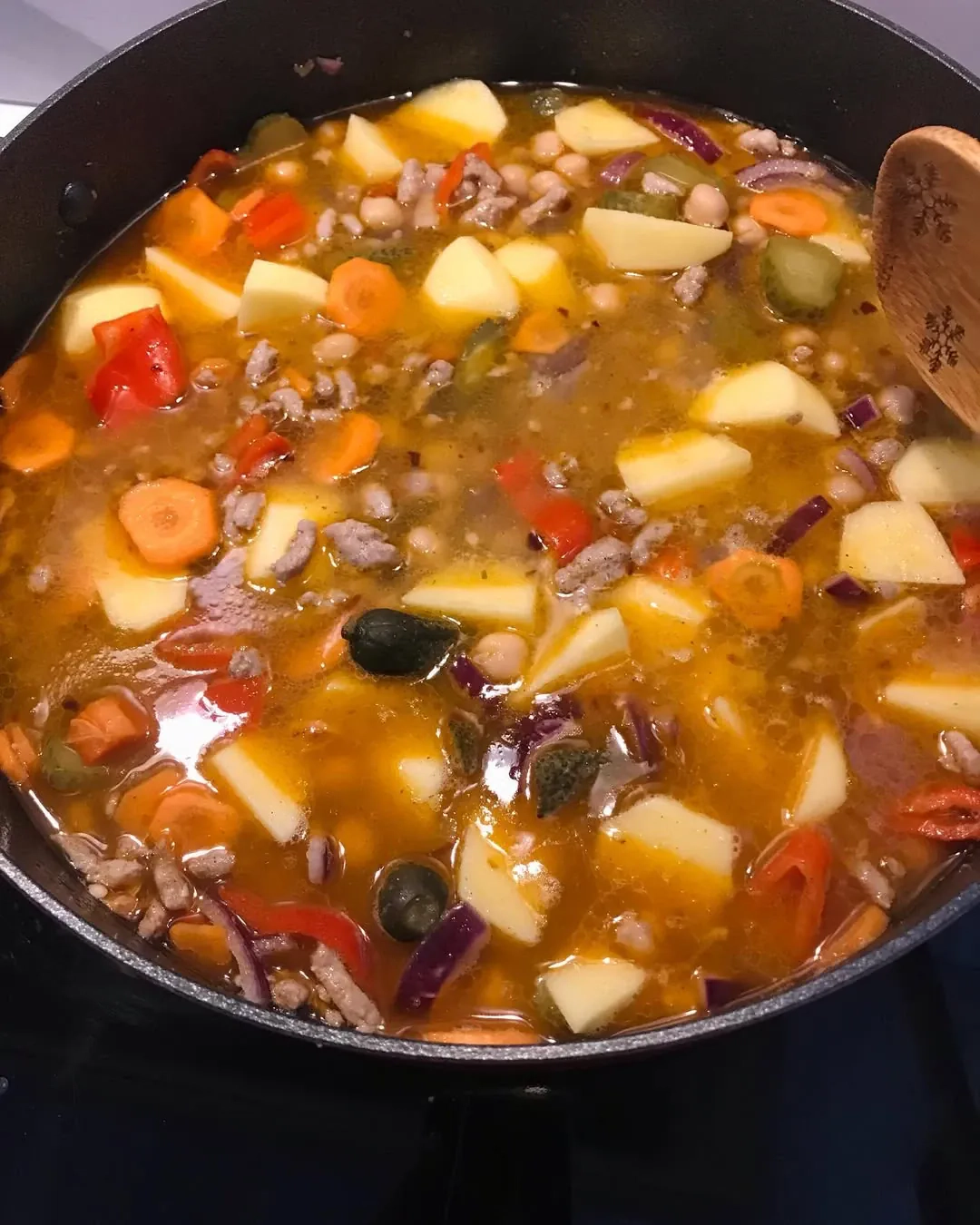 Šildantis daržovių, avinžirnių ir maltos mėsos troškinys su kokosų pienu