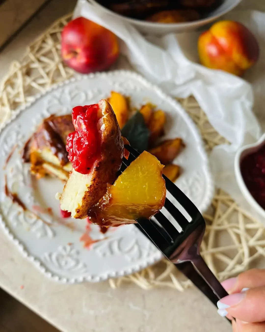 Kepti varškėčiai su karamelizuotais nektarinais