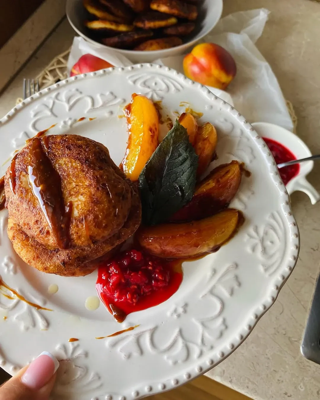 Kepti varškėčiai su karamelizuotais nektarinais