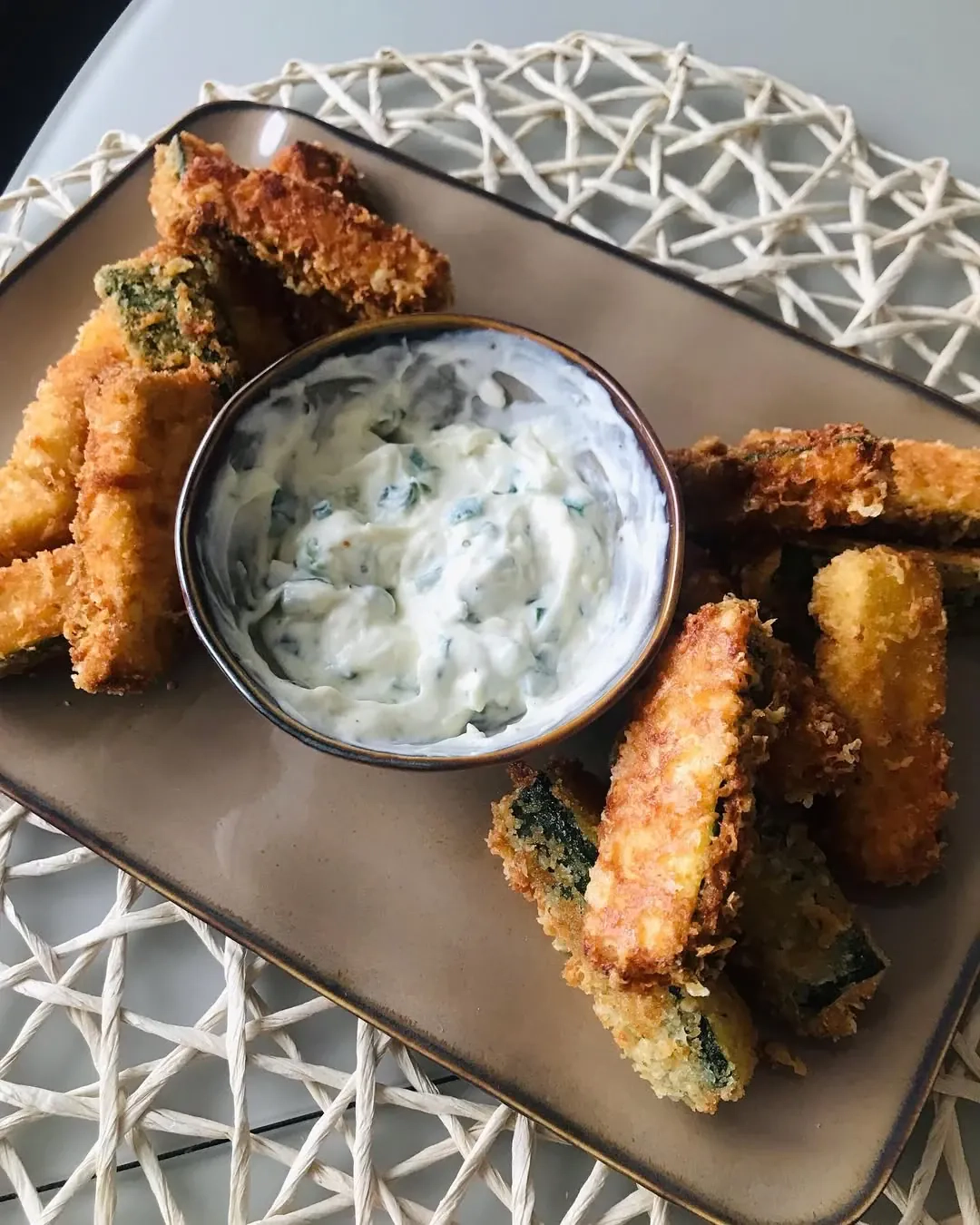 Traškios cukinijų lazdelės su sūriu