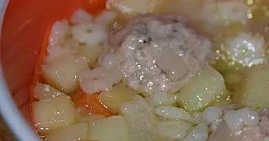 Daržovių sriuba su mėsos kukuliukais