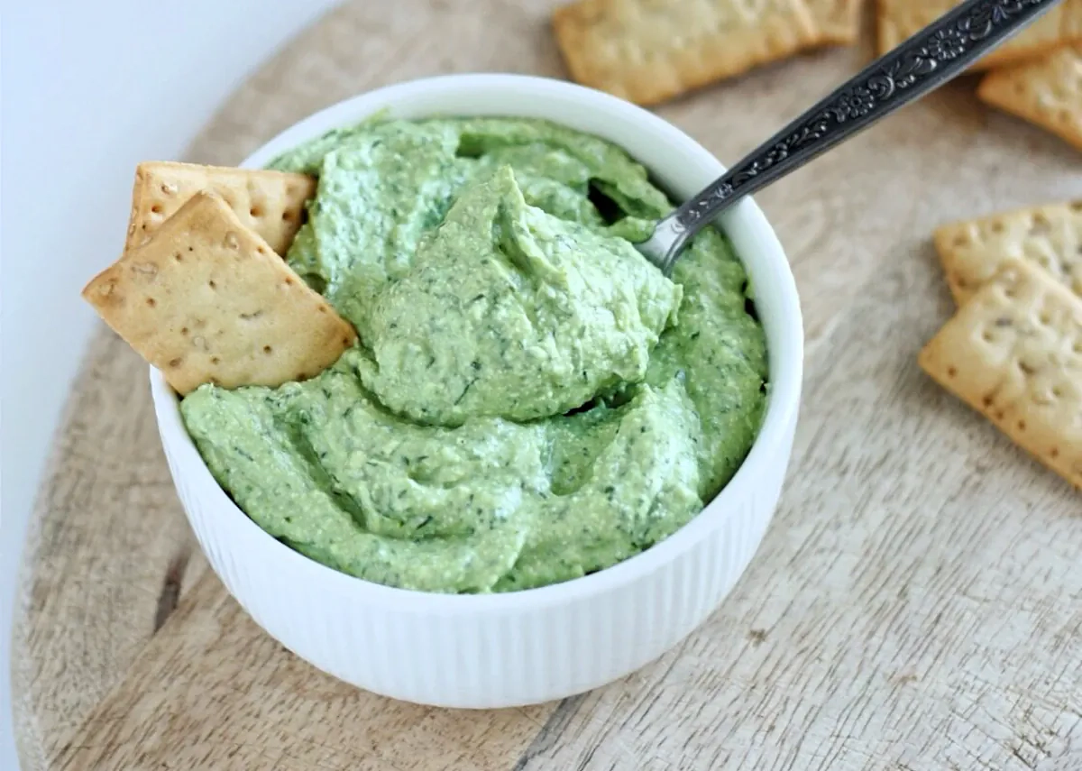 Greita grūdėtos varškės užtepėlė su avokadu