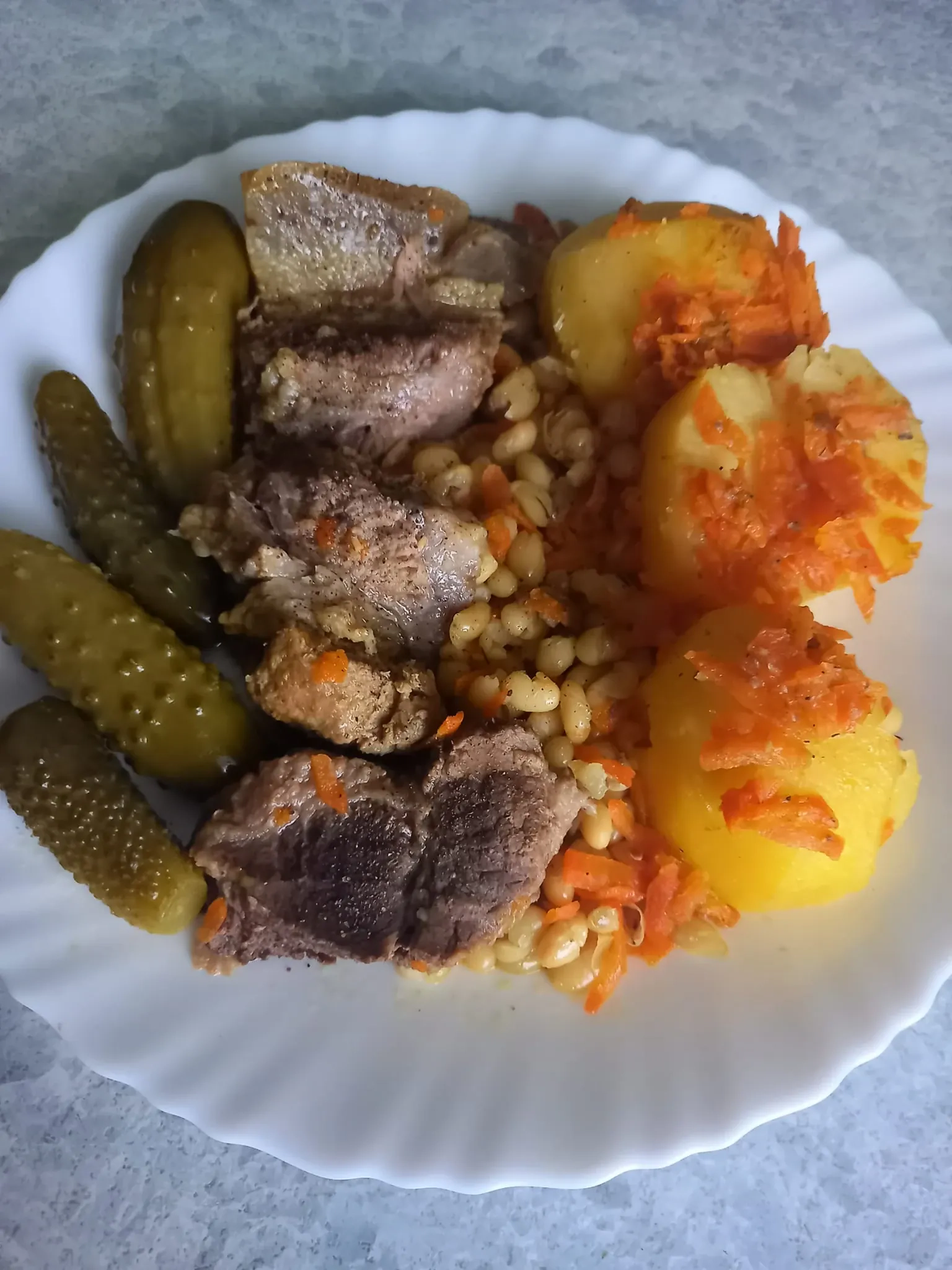 Puode troškinta kiaulienos sprandinė su baltosiomis pupelėmis ir daržovėmis