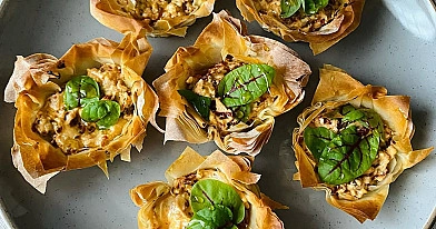 Traškūs krepšeliai su feta ir saulėje džiovintais pomidorais