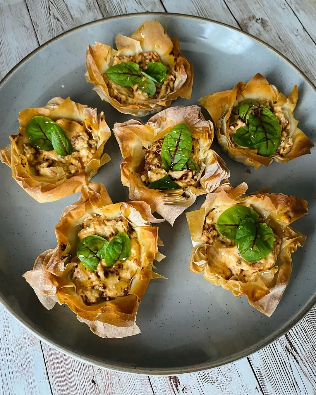 Traškūs krepšeliai su feta ir saulėje džiovintais pomidorais