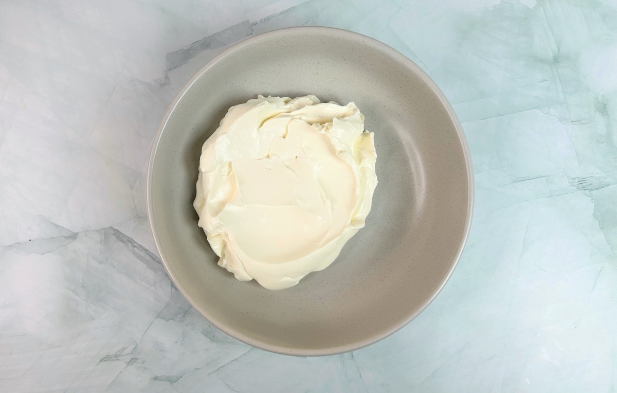 kreminis sūris dubenėlyje