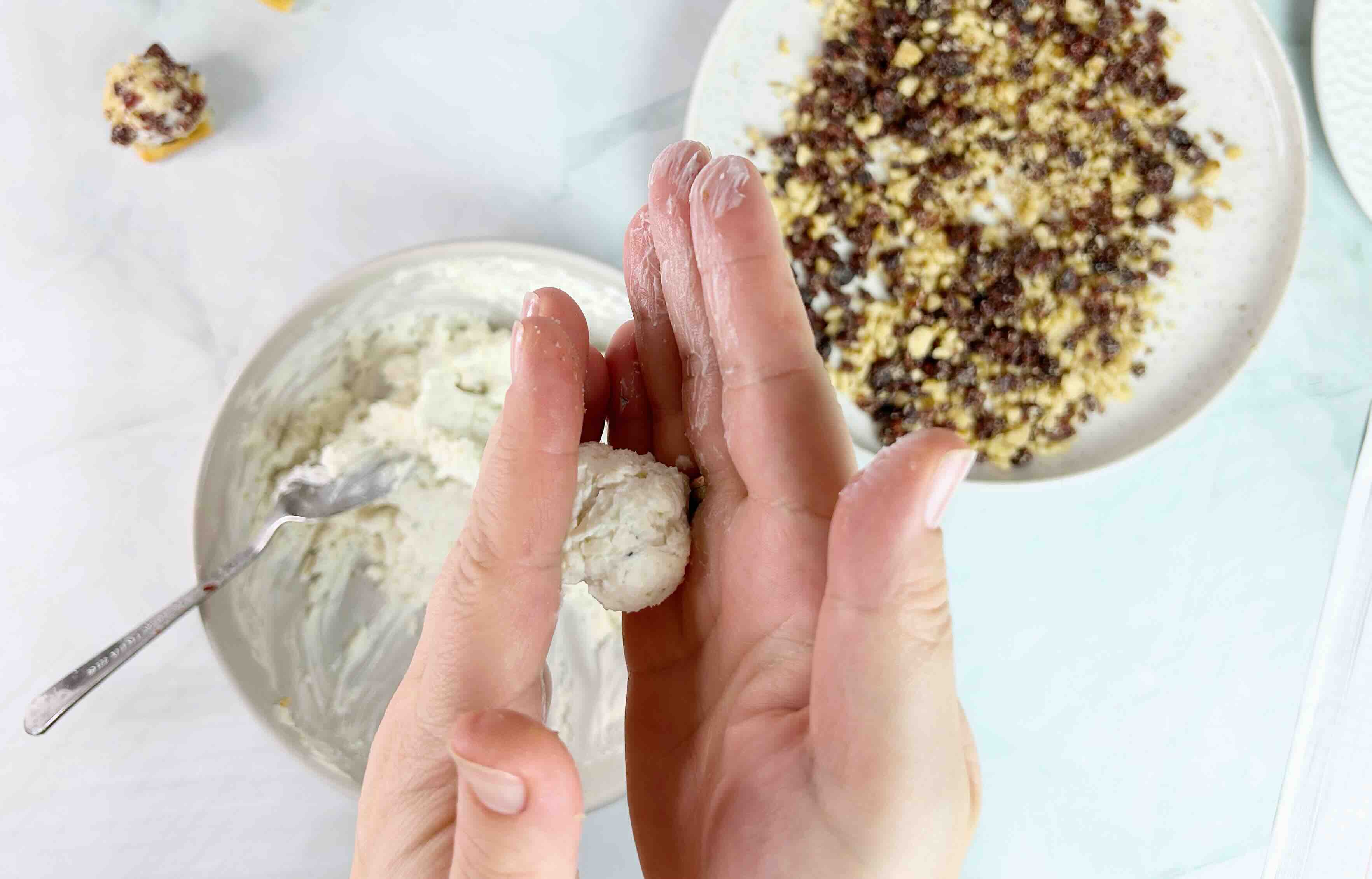 tarp delnų formuojamas rutuliukas