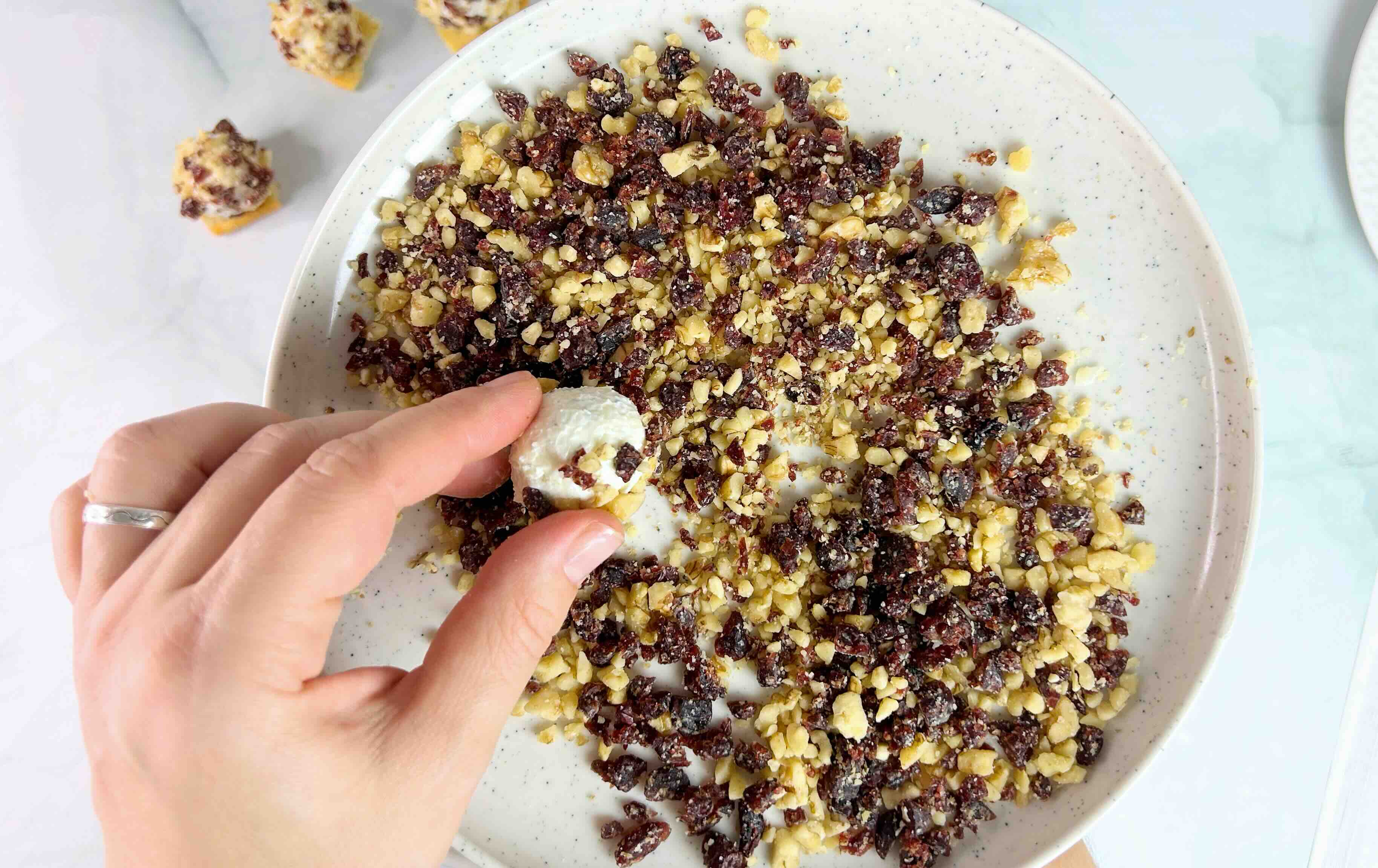 sūrio rutuliuką apvolioti mišinyje