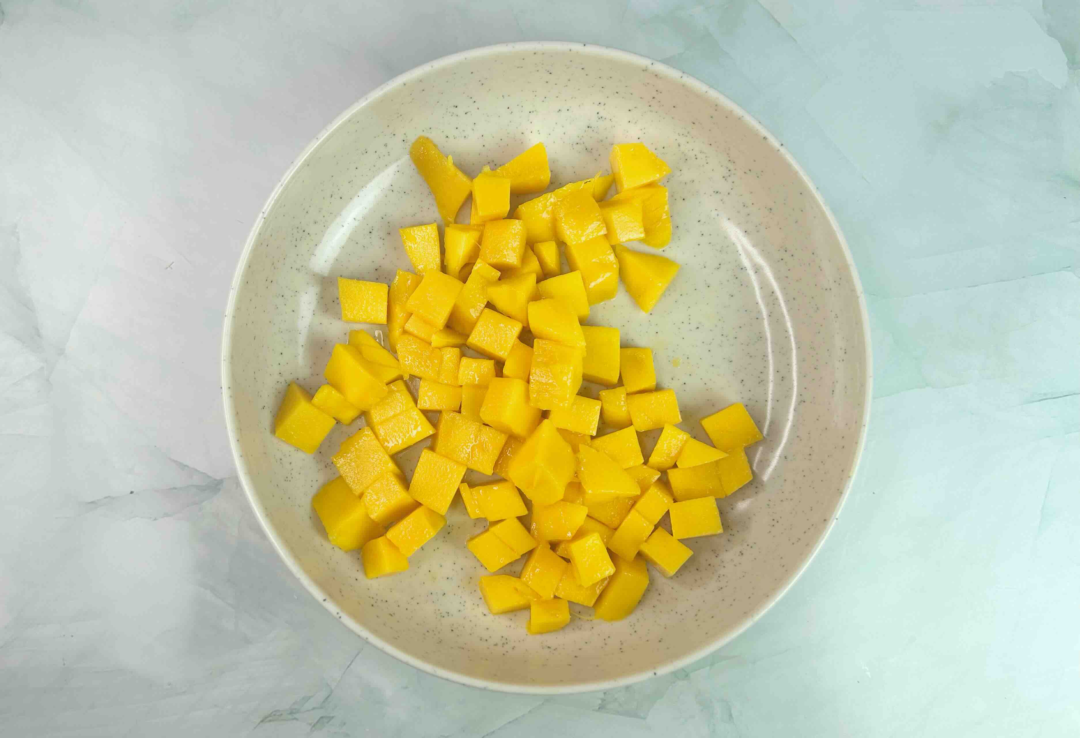 pjaustytas mangas lėkštėje