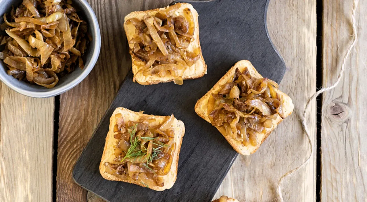 Karamelizuoti svogūnai sumuštiniams ir ne tik