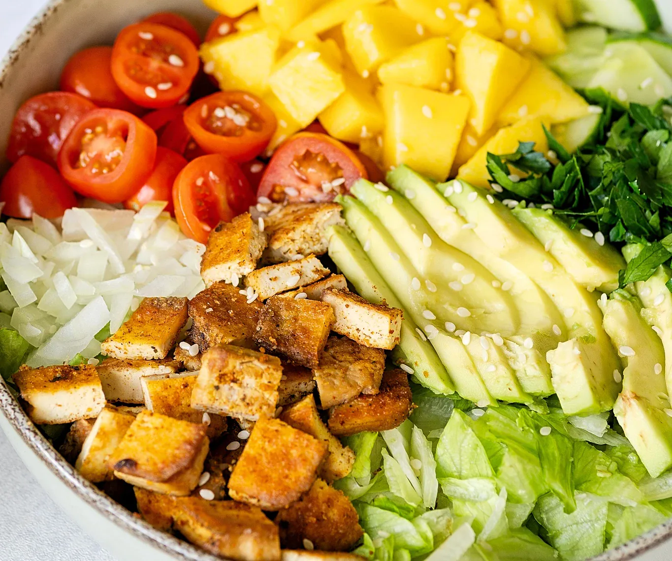 Gaivios avokadų ir mangų salotos su riešutų sviesto padažu