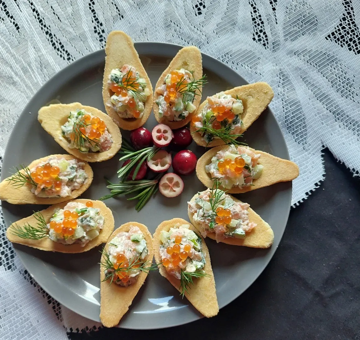 Užkandžių šaukšteliai įdaryti lašiša, kreminiu sūriu ir agurkais