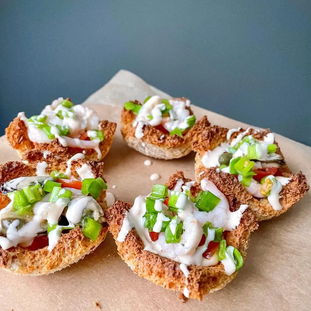 Jūros gėrybių krepšeliai su aštriu sriracha padažu