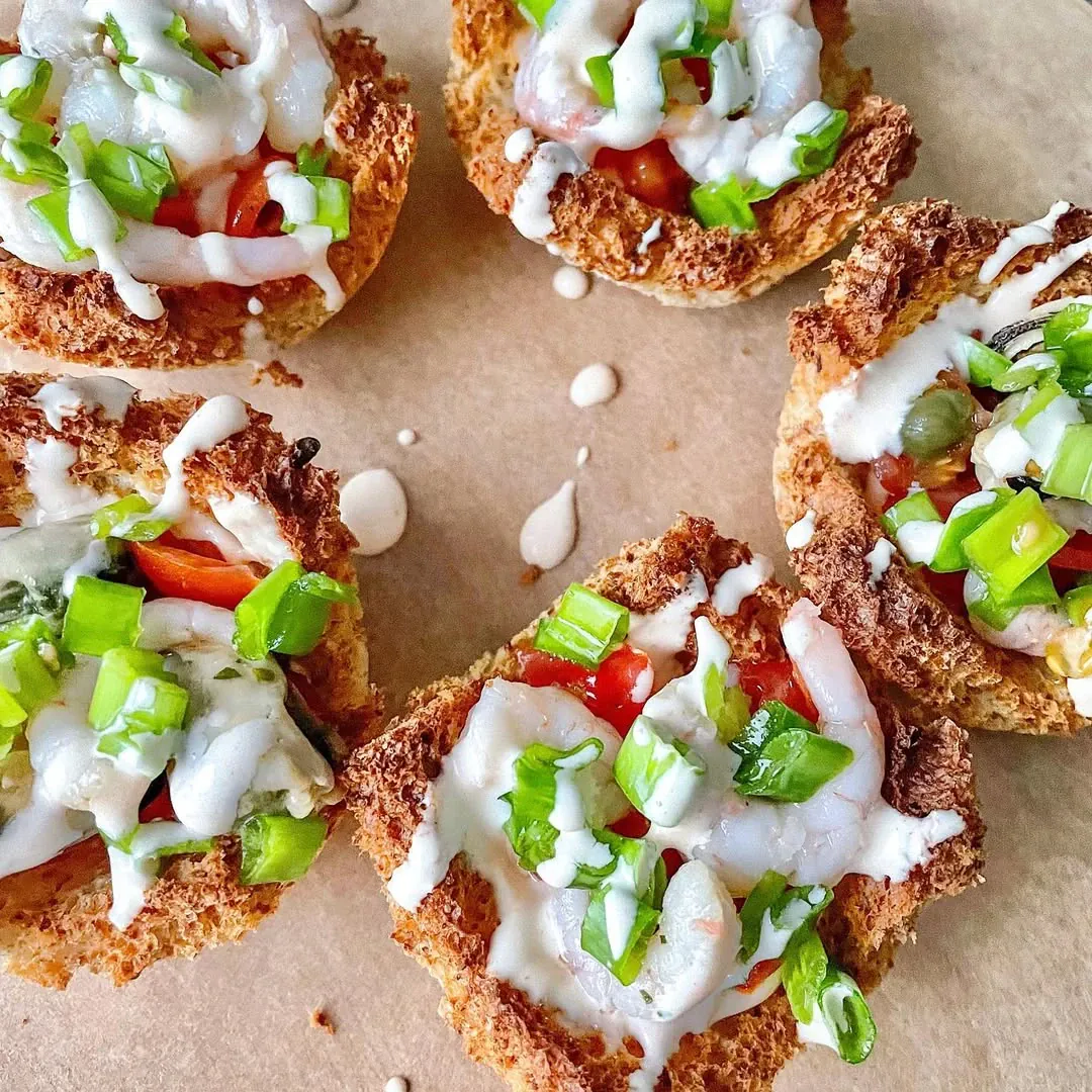 Jūros gėrybių krepšeliai su aštriu sriracha padažu